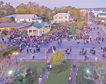 Crowd gathers by candlelight